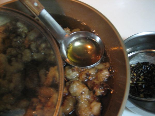 轉中小火，用湯匙撈出油！