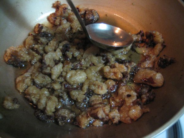 轉中火，把剩餘的油渣壓逼出油脂！