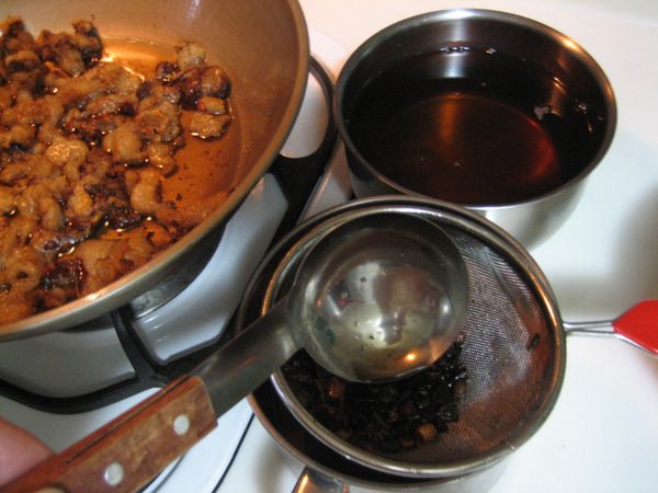 裝油時可用鐵網過濾渣渣，放涼放冰箱！
冰過會呈白色脂狀，用時可挖一小塊於鍋內加熱即融成透明液態。
白脂也可直接塗抹於麵包上食用（加鹽、花生粒、芝麻粉等拌勻可當抹醬，加糖可當湯圓內餡）