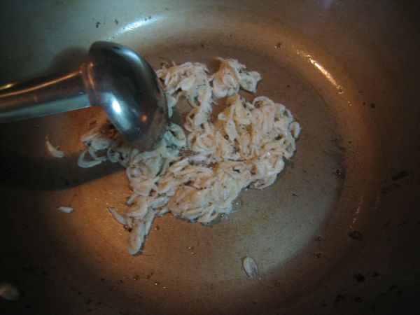 （剩下的干油渣可倒掉。怕浪費可炒菜，或放涼當超不健康的零嘴哈哈，也可冷藏或凍，待下次煮菜滷菜時放入爆香或提味增加口感！）
炸完的油鍋也別浪費！可拿來爆香炒菜煎蛋！