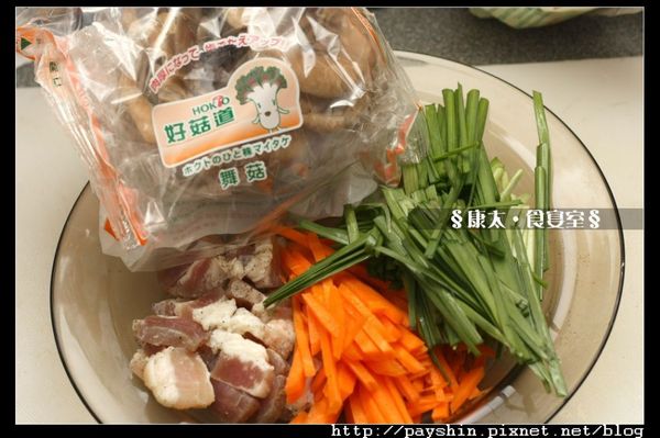舞菇撕開、蔬菜切細段，五花肉切片，[沾醬]調勻備用。[麵糊]與[調味]調勻，靜置10分鐘。