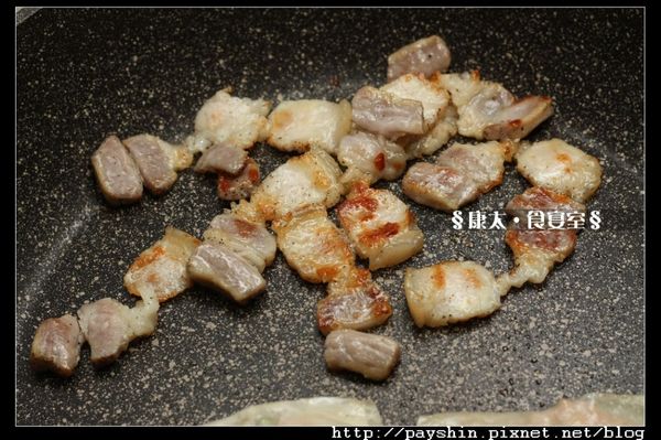 五花肉煸香出油，撈起。
