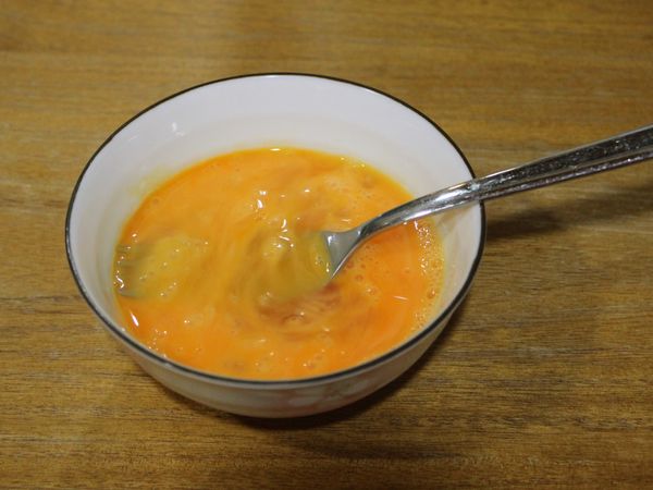 取一小碗, 加入[蛋酥]材料打勻
