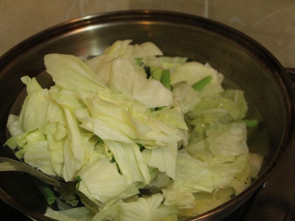 另煮一湯水, 水滾後放入高麗菜、紅蘿蔔汆燙去青, 取出瀝掉多餘水份 (盡量將水份瀝乾, 不然春捲皮包起來的時候容易破)