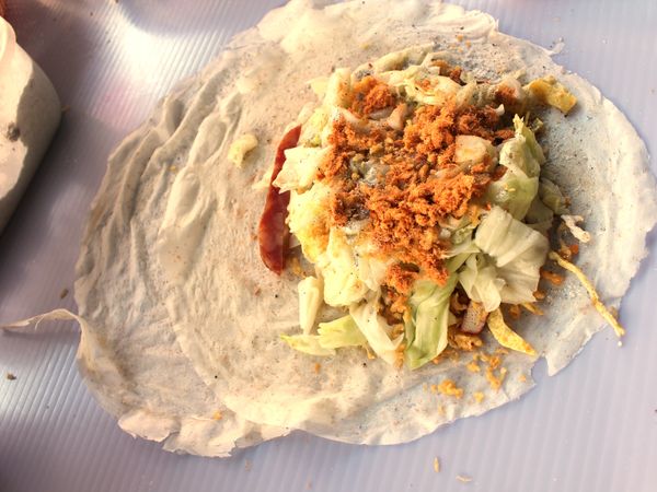 放入喜歡的食材, 撒上適量糖粉及芝麻粉