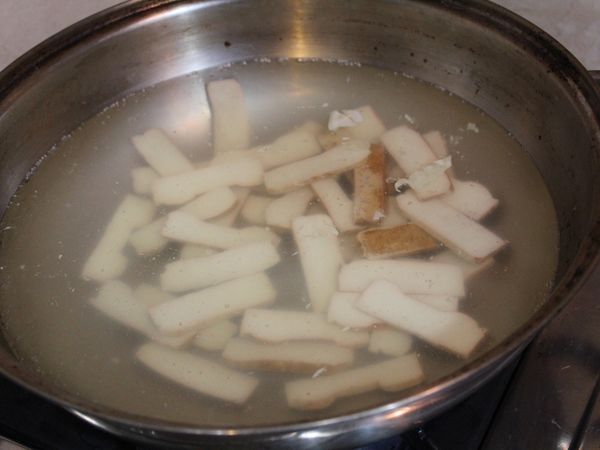 續原鍋, 倒入豆干(切片)煮約3分鐘 (去除油耗味), 取出瀝乾水份