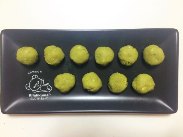 奶油需先退溫至可操作狀態，加入抹茶餡。調拌均勻後、分成10份。
蓋保鮮膜冰冷凍庫至少３小時以上，使餡料定型，包的時候才好操作。