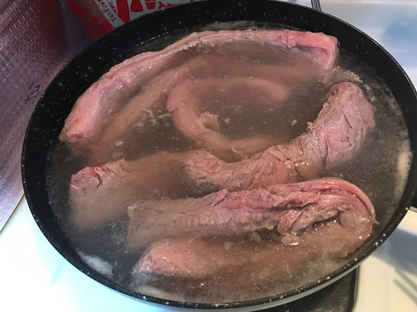 將牛腩放入滾水川燙去血水