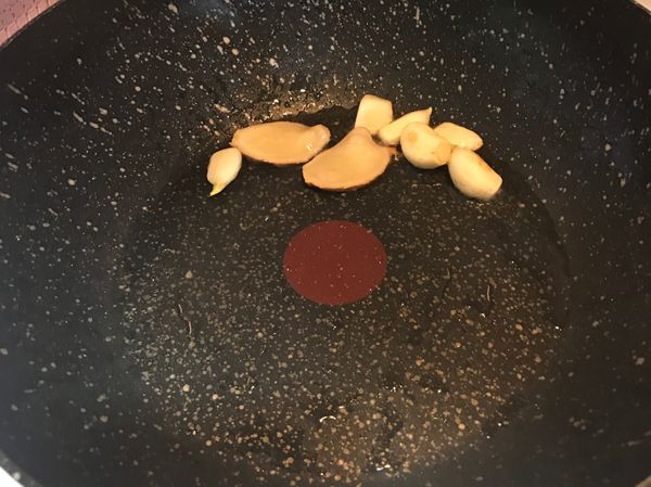薑片和蒜頭先爆香