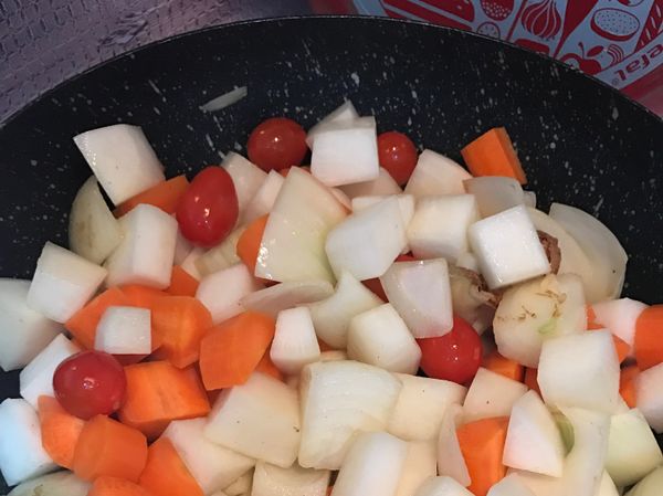 再將蔬菜放入炒鍋炒香