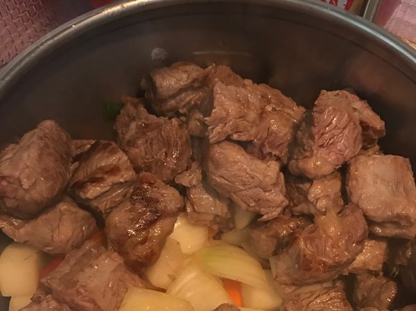 牛腩稍微炒過再與蔬菜一起放入快鍋中