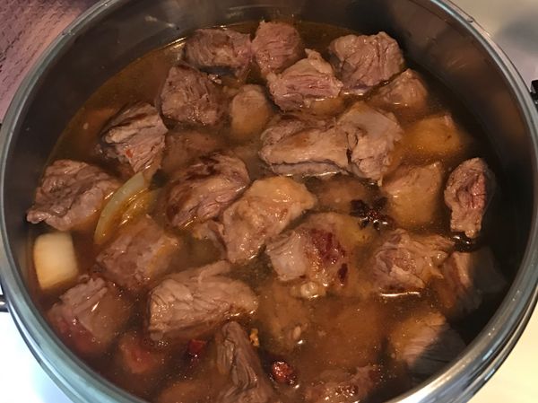 將調味料倒入快鍋並加水至蓋過食材即可蓋鍋烹煮