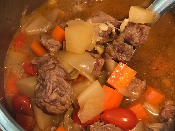 燉煮兩次成果（紅蘿蔔白蘿蔔牛腩皆入味）