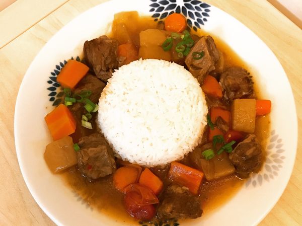 煮好如果要用成燴飯，請另外準備炒鍋將放入要吃的牛腩份量，然後加太白粉水勾芡煮滾即可上桌。
小叮嚀：太白粉水慢慢加不要一次加太多哦。