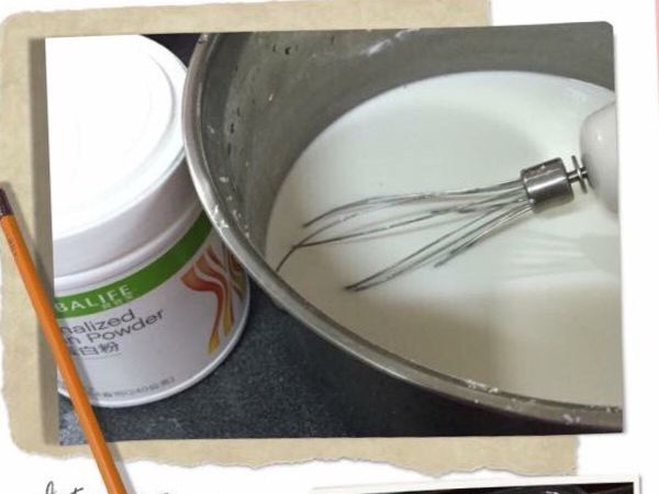 加600cc水煮ㄧ下白蘿蔔
水滾了加最後600cc水, 再來米粉跟蛋白質粉，攪拌均勻