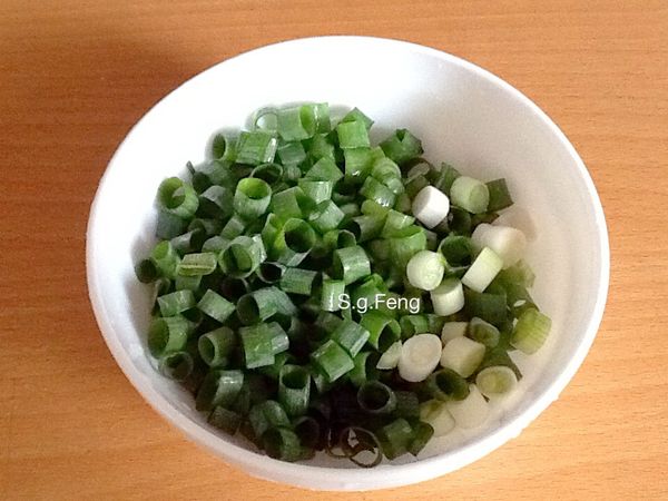 2.青蔥切成蔥花。