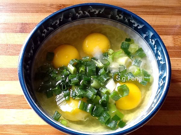 3.打蛋，加入蔥花(留一些蔥白)及[調味料]，攪拌均勻。