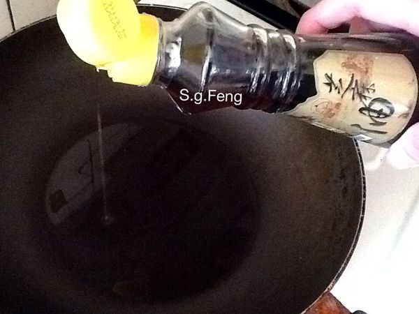4.起鍋，開小火，先放入少許的[福壽純芝麻油]。