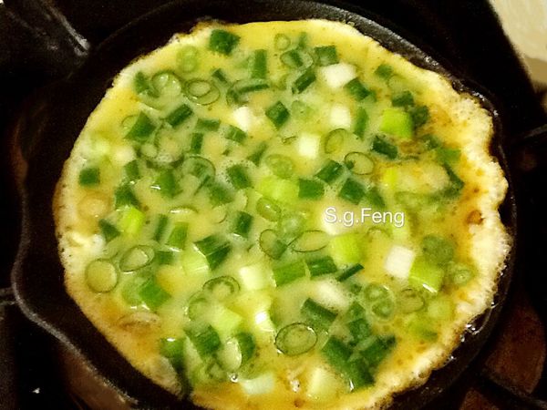 6.倒入步驟3.的蛋液，以最小火烘至底面呈金黃色(蓋鍋蓋)。