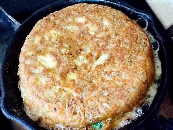 7.予以翻面再續烘(蓋鍋蓋)，至兩面都呈金黃色即可。