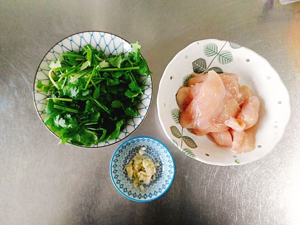 準備材料。(雞胸肉切片，香菜切段，蒜頭剁碎)