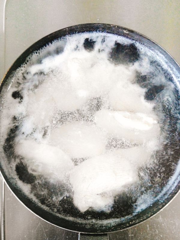 起鍋煮水，水大滾，放入雞胸燙熟，撈起。