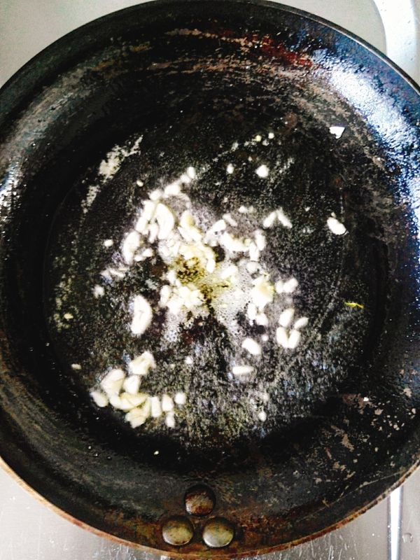 熱鍋，加入分組一炒勻。