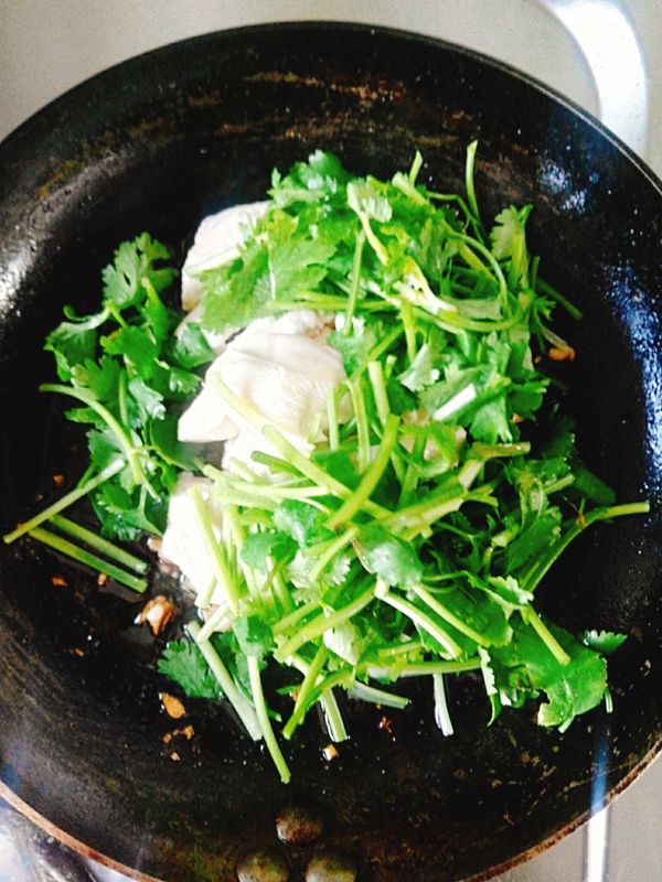 蒜油炒香，關火，放入雞胸與香菜拌勻，盛盤，上桌。