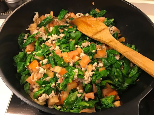 熱鑊，落1茶匙油爆香薑片及乾蔥至金黃色。再倒入肉碎丶豆苗及番茄爆炒香。