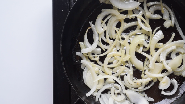 准备热锅，加入少许油，少许奶油，把洋葱炒香