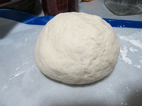 將 高筋麵粉.低筋麵粉.砂糖.鮮奶.泡打粉.麻油.酵母粉等材料混合揉成麵糰放約30分鐘醒麵後備用。