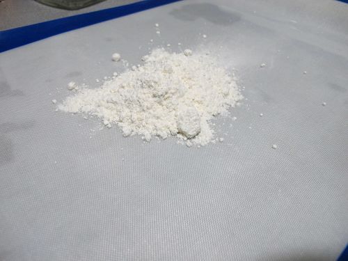 鋪上矽膠餐墊或保鮮膜在桌面上，並灑些麵粉備用。