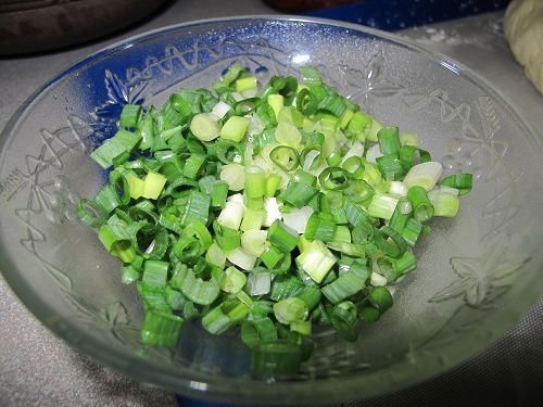 蔥切成末備用。
