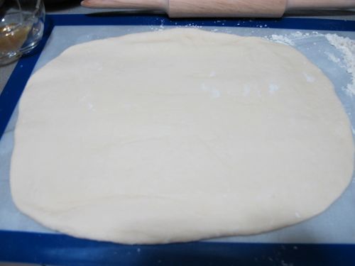 將麵糰擀平成四方形。