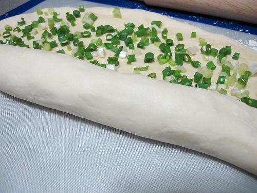 將麵糰從底下捲起來。