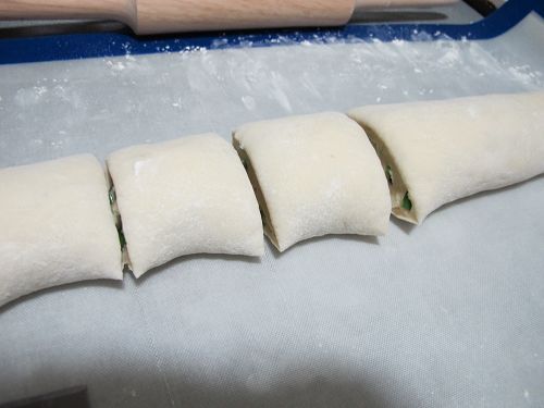 捲好的麵糰切成適當大小。