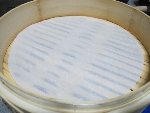 蒸籠放上蒸籠紙。