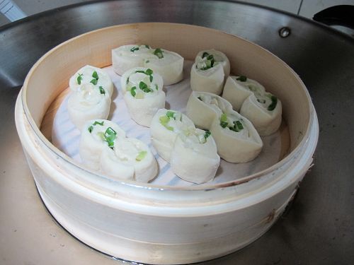 將麵糰擺進蒸籠內，記得要留空間讓麵糰膨脹，以避免膨脹後黏在一起。