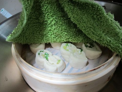 蓋上濕布約20分種待麵糰膨脹成兩倍大即完成二次醒麵。