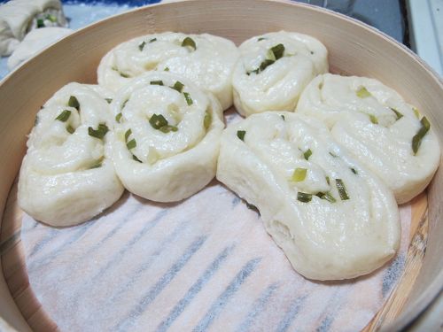 鍋內放些水準備蒸蔥花卷用。