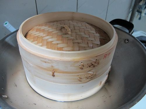 蓋上蒸籠蓋，跟鍋子的外蓋開中火約5~10分鐘即可。