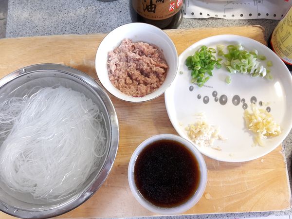 冬粉泡水軟化，蔥白蔥綠分開、蒜頭、薑…以上切末，鮪魚罐取半罐不需刻意瀝掉油漬，調味料混合一起備用