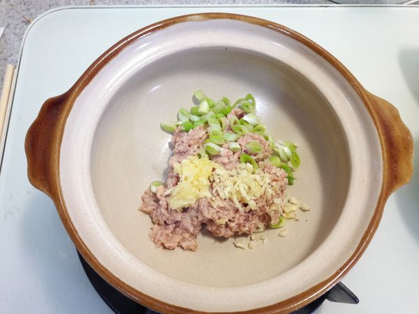 鍋中不需倒油，直接倒入鮪魚、蔥白、蒜末、薑末…利用鮪魚油漬來爆香