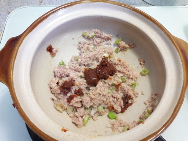 加入1茶匙辣豆瓣醬拌炒出香氣