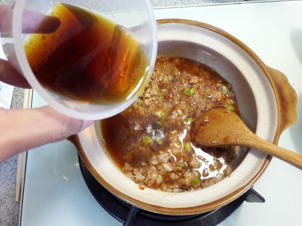 倒入混合好的醬汁（醬油鹹度不同約取0.5-1大匙，稍微自行調整喔！）