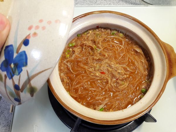 蓋上鍋蓋煨煮至冬粉熟透，起鍋前灑上綠蔥花就ok囉~