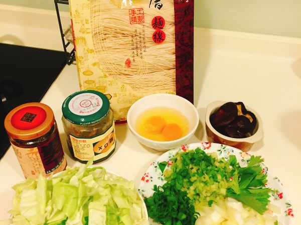 將所有配料切段備妥
香菇泡水約20分鐘瀝乾備用
兩顆蛋打散備用
