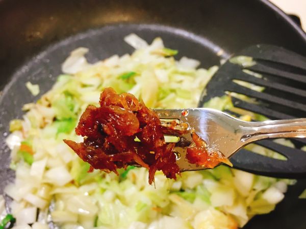 下高麗菜、洋蔥、香菇炒熟，加入XO醬拌炒至均勻