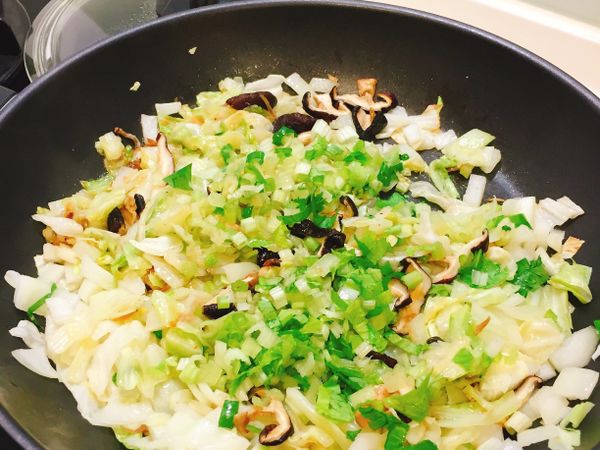 加入芹菜稍微拌勻備用