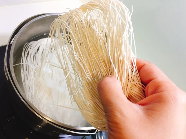 清水煮滾後下麵線煮大約1分鐘